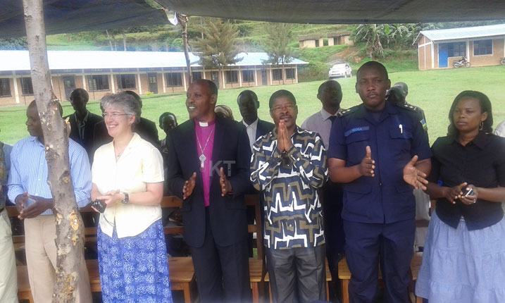 Msgr Kayinamura asanga umuco wo kugabirana hagati y'abarokoye abantu muri Jenoside n'abo barokoye uzabera isomo ry'urukundo abakiri bato.