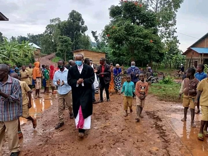 Musenyeri Sinayobye ntiyatinye icyondo ubwo yakoraga urugendo rurerure ajya gusura abakirisitu