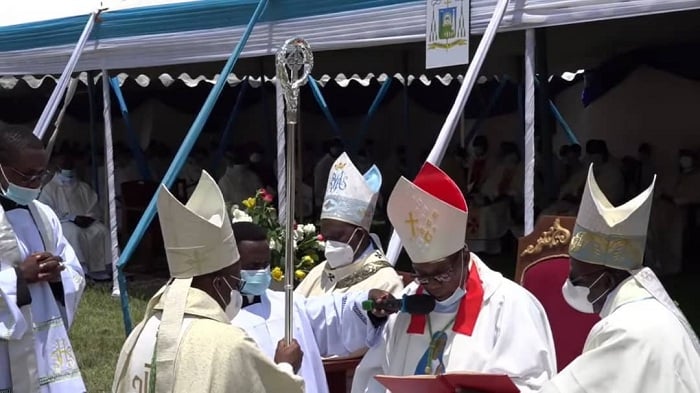 Abihaye Imana batandukanye bagiye gushyigikira Musenyeri Sinayobye