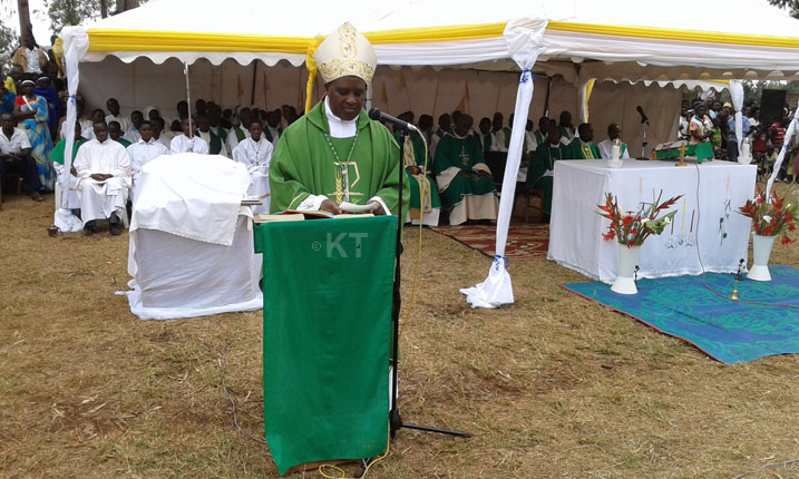 Musenyeri Antoine Kambanda niyo Paruwasi ya mbere atashye mu myaka itatu ahawe inkoni y'ubushumba 