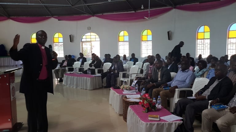 Musenyeri Birindabagabo aganiriza abayobozi b