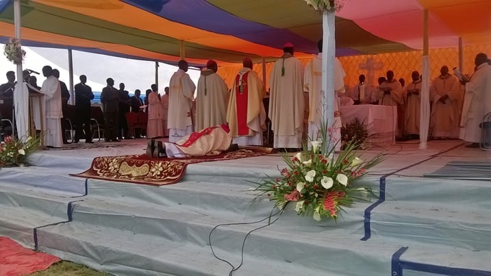 Musenyeri Celestin Hakizima akorerwaho imihango yo guhabwa ubwepisikopi.