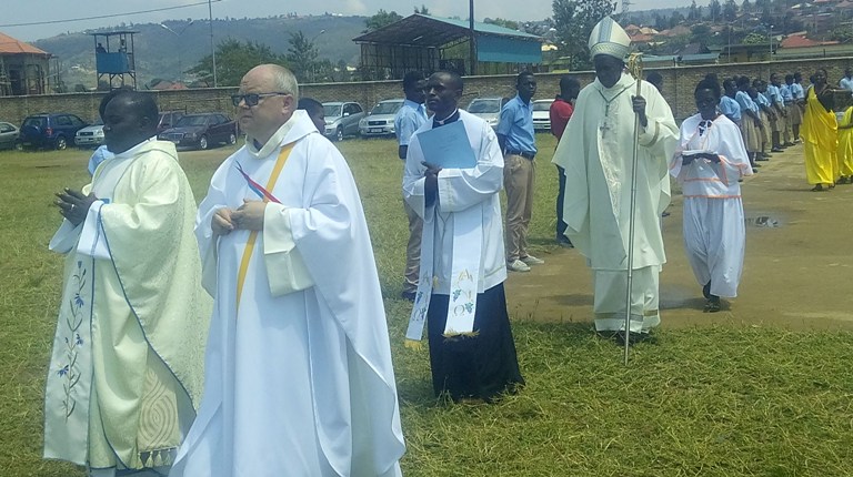 Musenyeri Mbonyintege n'abandi bapadiri mu muhango wo gutangiza Paruwasi Gatolika ya Ruyenzi