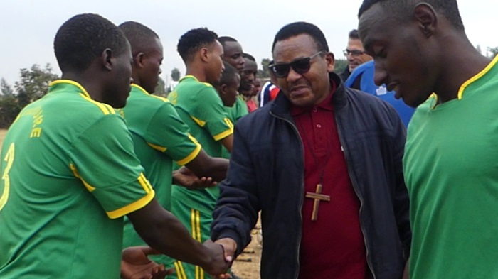 Musenyeri Ngendahayo Emmanuel asuhuza abakinnyi