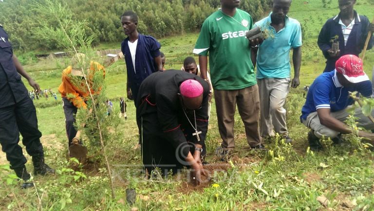 Musenyeri Servilien Nzakamwita yifatanyije n'abaturage b'i Rwamagana mu muganda wo gutera ibiti