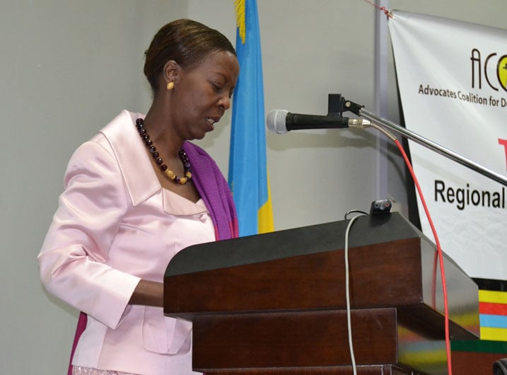 Minisitiri Mushikiwabo ageza ijambo ku bitabiriye ibiganiro nyunguranabitekerezo ku mutekano w'akarere byabereye mu ishuri Rwanda Peace Academy.