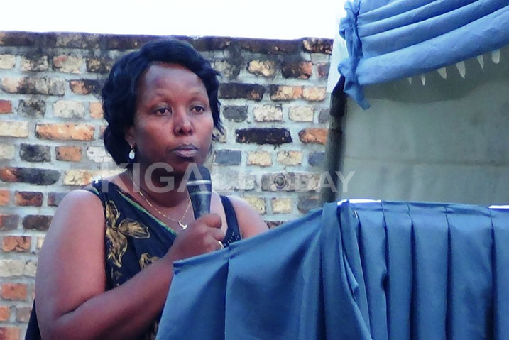 Umuyobozi w'Akarere ka Muhanga, Yvonne Mutakwasuku, yasabye abakozi guhora bazirikana inshingano z'umukozi mwiza no kutibagirwa ibyabaye kugira ngo bubaka ahazaza h'u Rwanda heza.