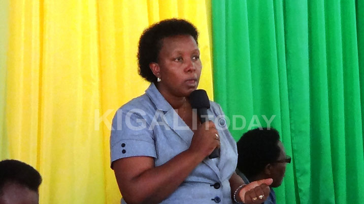 Mayor Mutakwasuku ahamya ko abaturage batuye mu manegeka mu karere ke ngo badashoboye kwiyubakira.