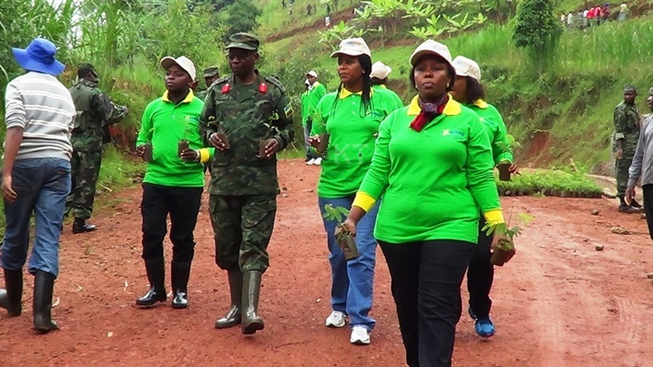 Mutakwasuku (iburyo) avuga ko umushinga wa FONERWA ari umwe mu yindi myinshi yemewe na Perezida Kagame.