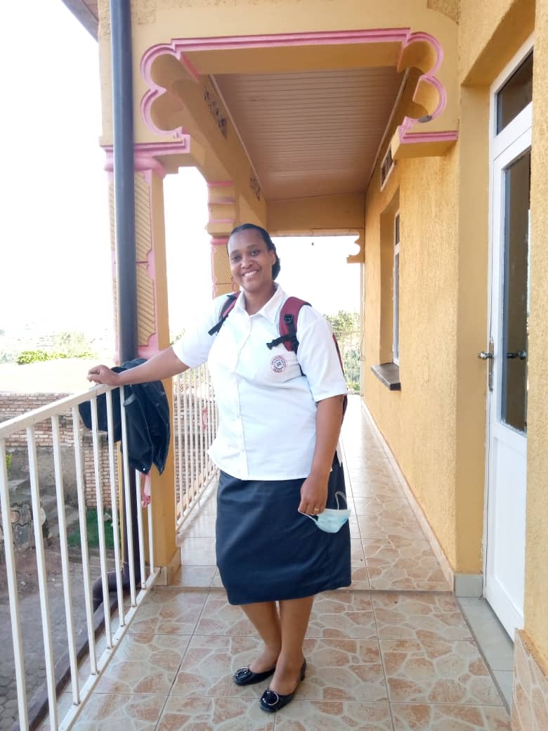 Mutembayire Aline w'imyaka 41 y'amavuko arangije amashuri abanza