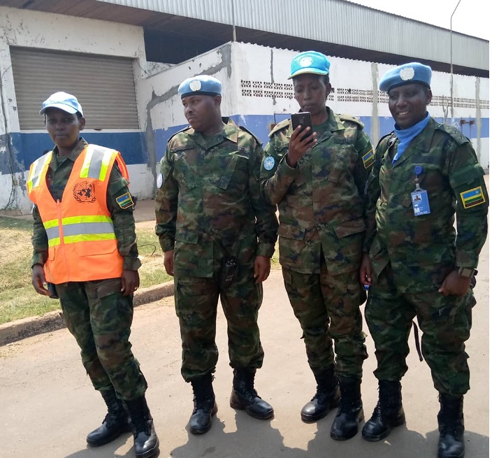 Major Dinah Mutesi (ubanza ibumoso), we ari muri Repubulika ya Santarafurika