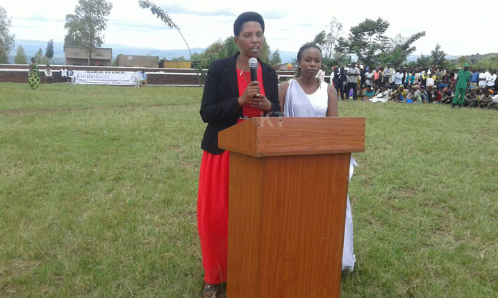 Muteteri warokokeye i Nyabitare avuga ko yariganyijwe isambu y'umuryango we abayifiteho amakuru bakinumira.