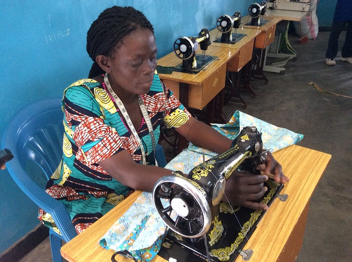 Nyirahabimana Leoncie ari kwiga ubudozi yitezeho kuzamutungira abana yasigaranye