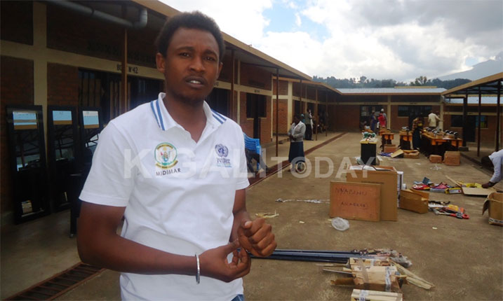 Mutuyeyezu Emmanuel, Umukozi wa MIDIMAR mu Karere ka Nyabihu, avuga ko Leta yatanze ibi bikoresho igamije kuzamura ubuzima n'imibereho y'uru rubyiruko rwacikirije amashuri.