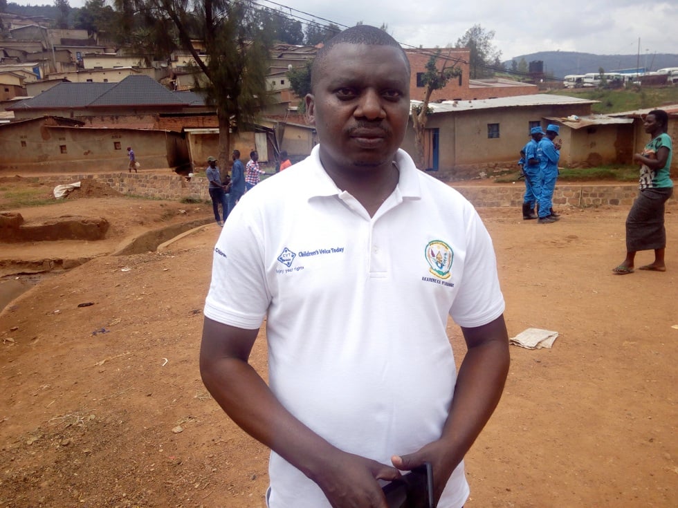 Mutuyimana Gabriel uyobora Umurenge wa Gitega yashimiye abaturage bahaye umuganda uwo mukecuru