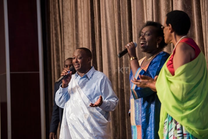 Muyango Jean Marie (ibumoso) na Mariya Yohana (iburyo), abatoza b'Urukerereza ubwo bari mu gitaramo cy'Urukerereza mu mpera z'umwaka ushize wa 2015.