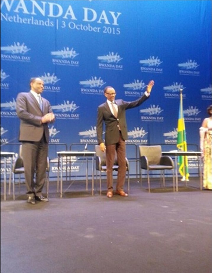 Perezida Kagame akihagera yakiranywe ibyishimo.