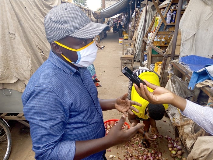 Hakizimana ngo ntaterwa ipfunwe no gucuruza ibitunguru mu isoko ari umwalimu