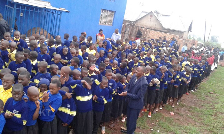 N'abana bato bari bitabiriye urwo rugendo