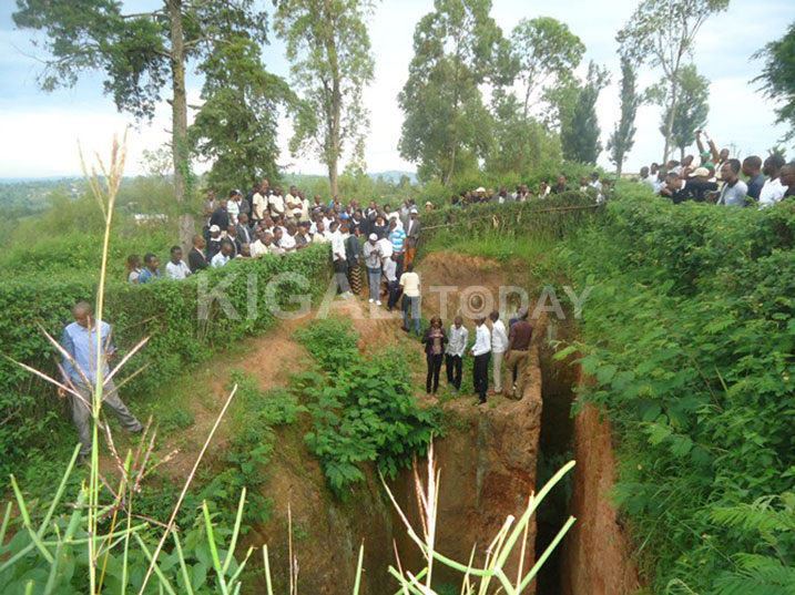Iki gikorwa cyabimburiwe no gusura icyobo cyajugunywemo abatutsi ibihumbi 60.