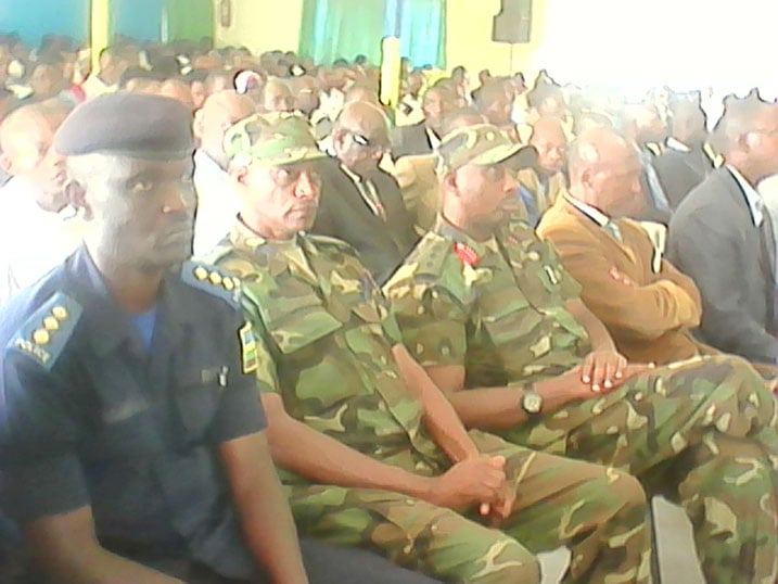 N'inzego z'umutekano zifatanyije n'Abanyarutsiro gukurikirana inama y'umushyikirano.