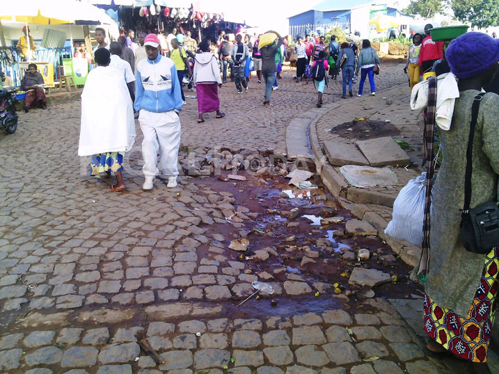 N'ubwo ubuyobozi buvuga ko ahangiritse hasanwe hari ahadasannye. Aha ni ku isoko rya Muhanga.