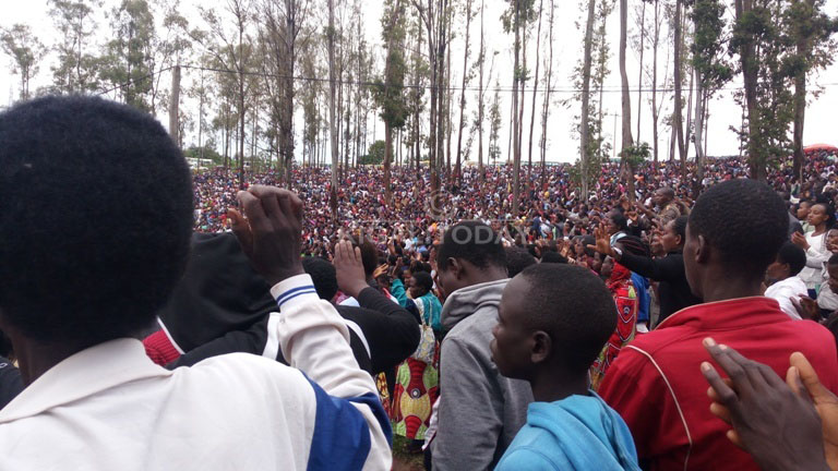 Nubwo bari banyagiwe, abitabiriye isengesho ryo gusabira abarwayi babyinnye bashimira Imana