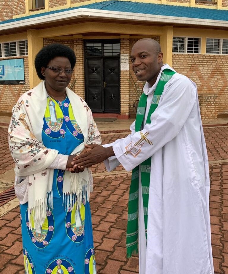 Nathalie Mukamazimpaka yari kumwe na Padiri Kouassi Kan Jean Marcel wo muri Côte d'Ivoire
