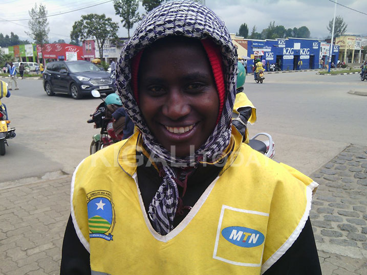 Ndacyayisenga avuga ko gutwara abagenzi kuri moto bimufasha gutunga umuryango we no kuwuteza imbere.