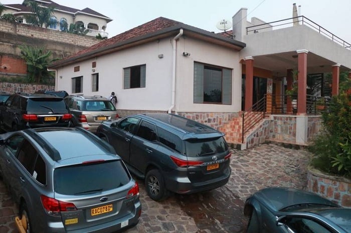 Mu rugo kwa Ndayiragije hari hateraniye abantu baturutse mu bice bitandukanye muri Kigali