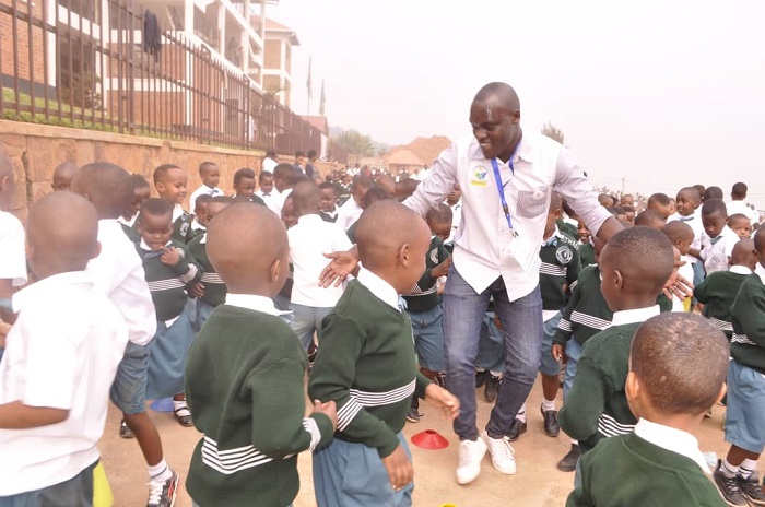 Ndayisaba Fabrice akina n'abana