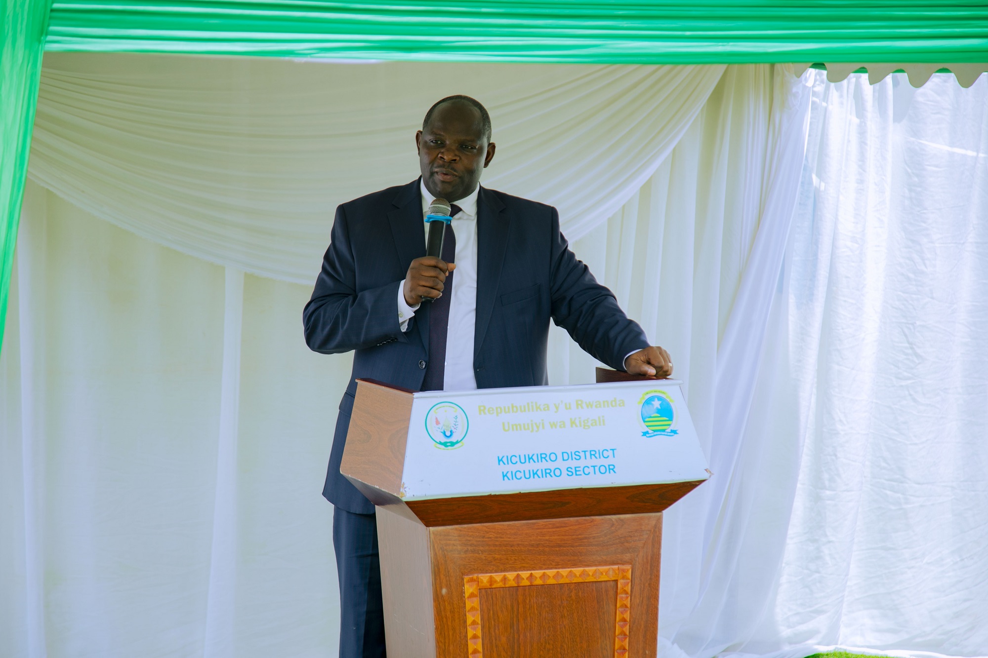 Pasiteri Ndayizeye Isaïe yifurije abagize imiryango yasezeranye kubahana no kwizerana kuko bizafasha ingo zabo gukomera