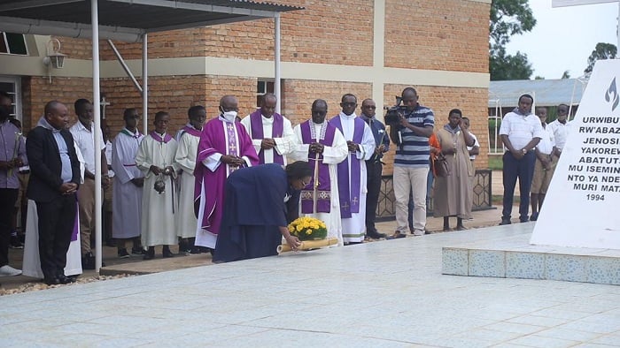 Minisitiri Uwamariya ashyira indabo ku rwibutso 
