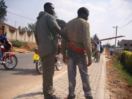 Yajyanwe kuri polisi afashwe mu mukaba w'ipantaro ye.