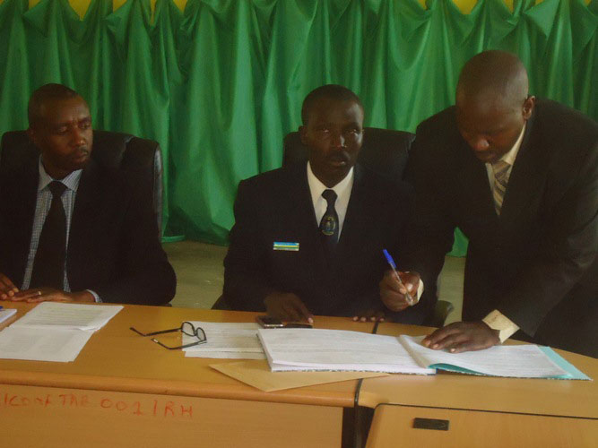 Uwahawe ubwenegihugu asinyira ku mugaragaro ko ahawe ubwenegihugu ku bushake kandi azubahiriza amategeko agenga abenegihugu bose./Fot: Eric Muvara.
