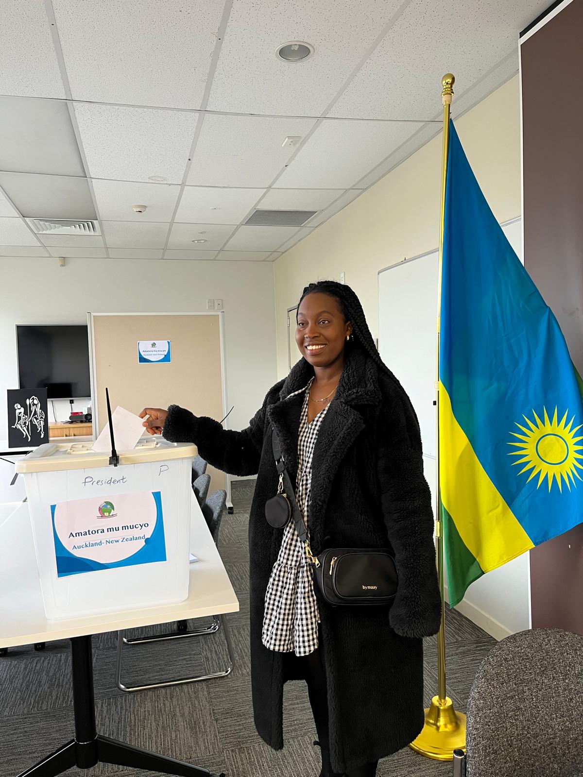 Winnie Mbabazi Sangwa uba muri Nouvelle-Zélande ni we Munyarwanda wabimburiye abandi mu gutora 