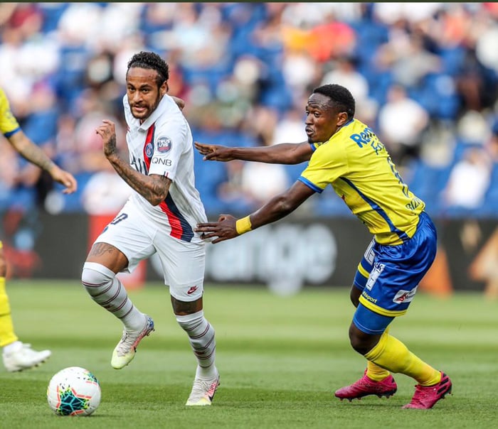 Djihad Bizimana ashaka uburyo yakwambura umupira Neymar