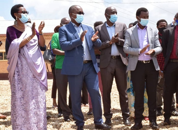 Umunyamabanga wa Leta muri Minisiteri y'Ubuhinzi n'Ubworozi (wa kabiri uturutse ibumoso), yashimye izi mbuto zakozweho ubushakashatsi kuko zitanga icyizere cyo guteza imbere ubuhinzi bw'imyumbati