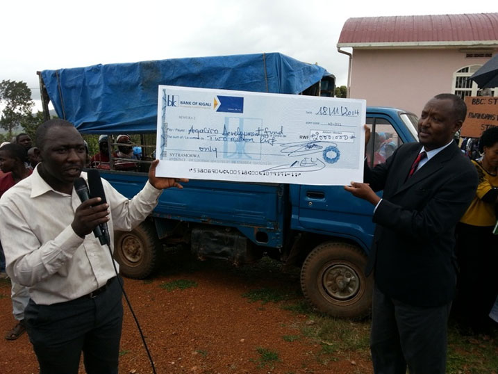 Ngarambe Daniel yashyikirije umuyobozi w'ikigega Agaciro Developpment Fund sheki ya miliyoni ebyiri bashyize hamwe nk'umusanzu w'ayo makoperative ahagarariye.
