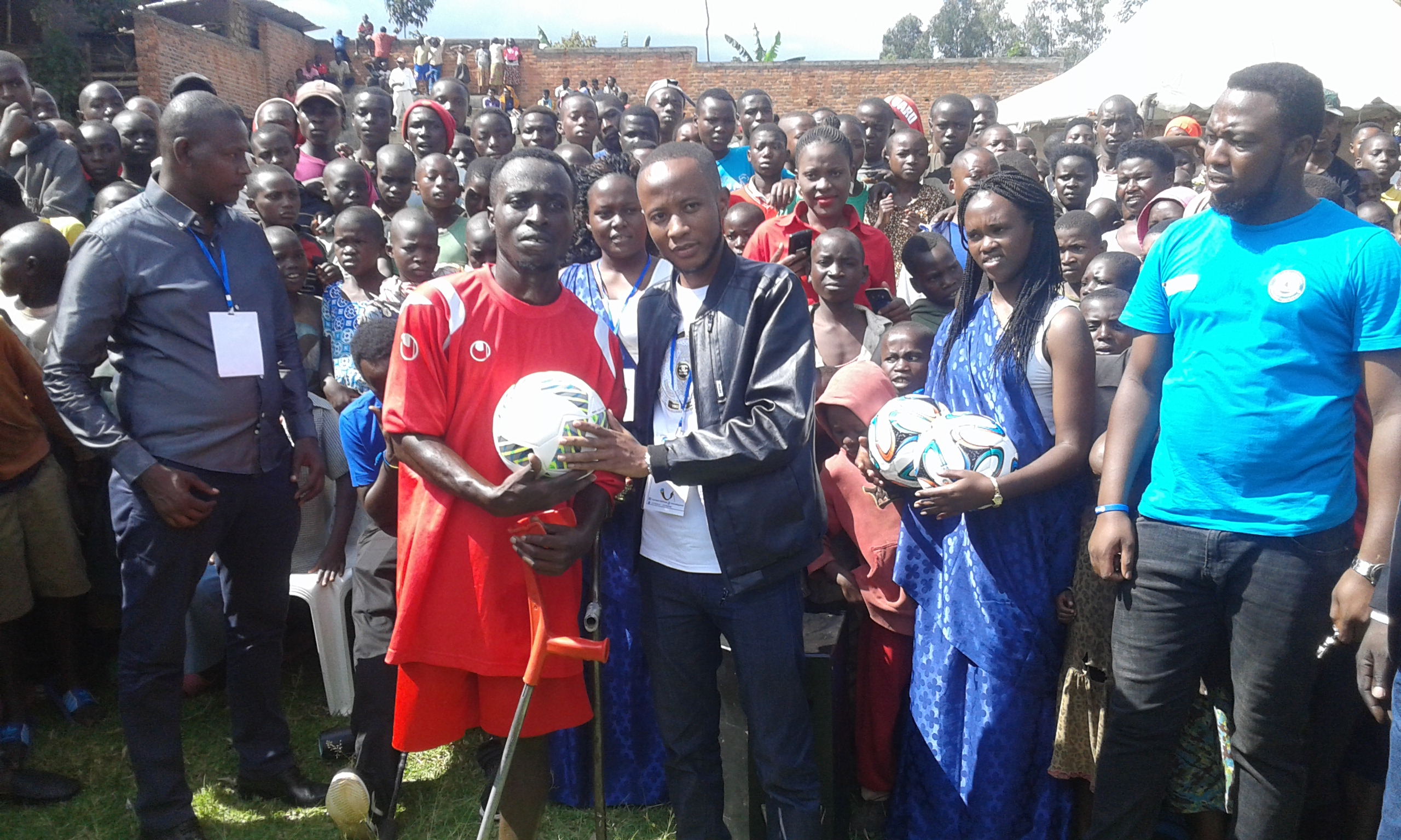 Ngendahayo Eric Dinho kapiteni w'ikipe ya Gakenke ahabwa umupira nyuma yuko ikipe ye itsindiwe kuri final