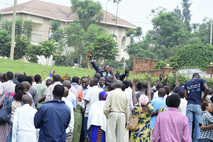 Nsengiyumva Emmanuel watorewe kuyobora Umudugudu wa Byimana mu Kagari ka Musezero ku Gisozi, abamutoye bamwishimiye maze baramuterura.