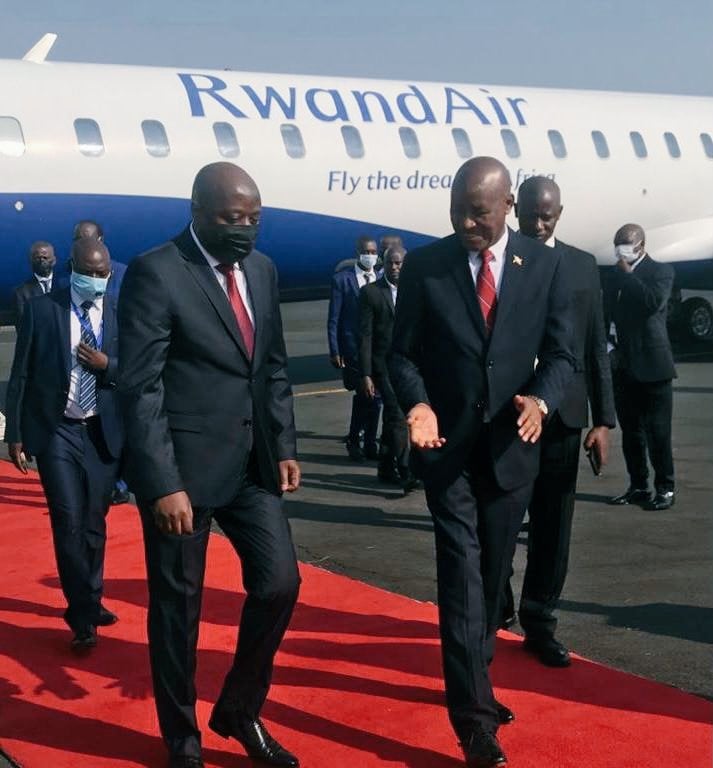 Minisitiri Ngirente (wambaye agapfukamunwa) yakiriwe neza i Burundi