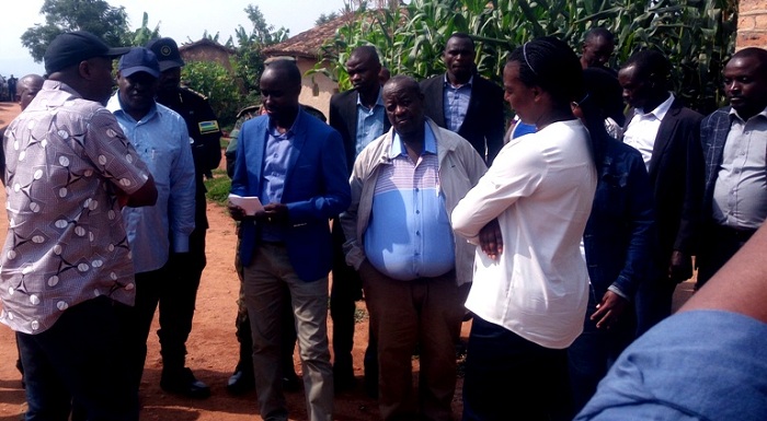 Umuyobozi w'Akarere ka Gisagara (wambaye ikoti ry'ubururu ufite agapapuro mu ntoki) yabwiye Minisitiri w'Intebe ko amarerero yatumye imirire mibi igabanuka ku bana