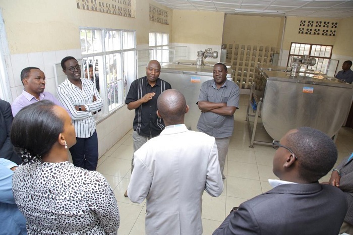 Minisitiri w'intebe yasobanurirwaga imikorere y'iri kusanyirizo ry'umukamo w'amata