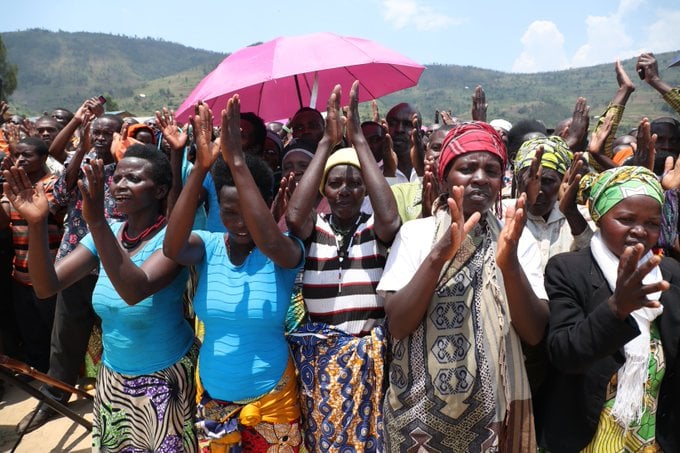 Abahinzi bishimiye gutangirana igihembwe cy'ihinga n'abayobozi bakuru barimo Minisitiri Ngirente