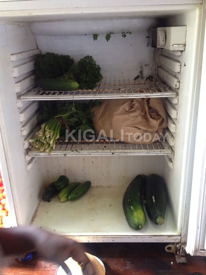 Iyi firigo yatoye umugese niyo ibikwamo imboga.