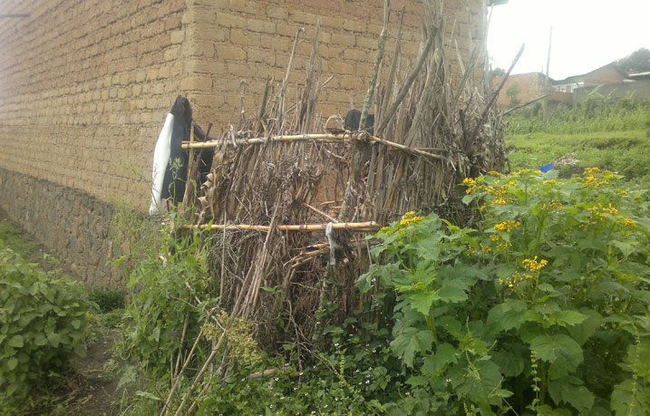 Kubaka umusarane nk'uyu ni ukubera ikibazo cy'ubukene kuko kubaka imisarane yujuje ibyangombwa bihenze.
