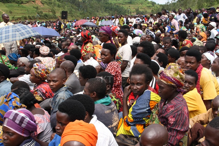 Ngo iyo basuwe hari ababuzwa kubaza ibibazo byabo.