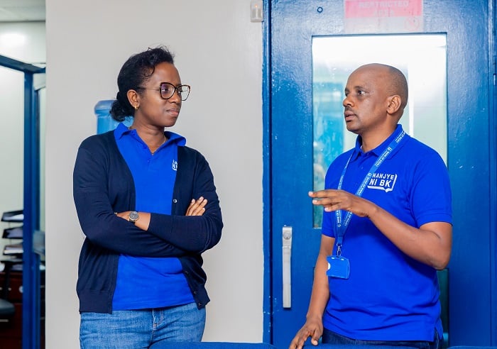 Umuyobozi w'ishami rya Ngoma asobanurira Dr. Diane Karusisi imikorere yabo