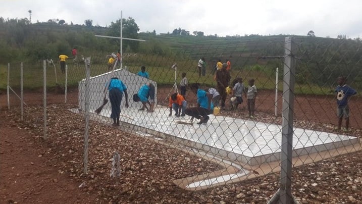 Bamwe mu rubyiruko rwo mu karere ka Rulindo rukora isuku ku rwibutso rwa Ngoma rushyinguwemo imibiri 1000, ni rumwe mu nzibutso nyinshi ziri muri aka karere.